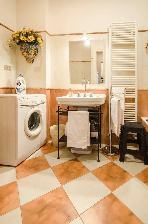Lupari Apartment, Palazzo Storico Sotto Le Due Torri Bologna Exteriör bild